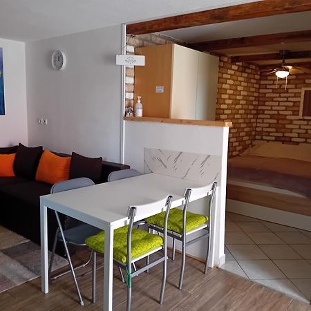 Studio Apartman Dezire Buje Exterior photo