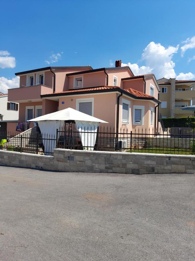 Studio Apartman Dezire Buje Exterior photo